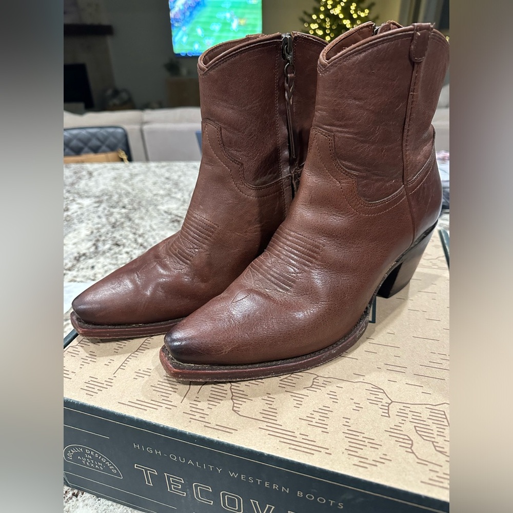Tecovas Daisy in Sequoia. Size 9.5. Worn once to an outdoor concert.